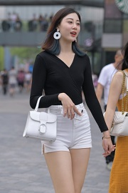 街拍牛仔裤美女之日常瞬间